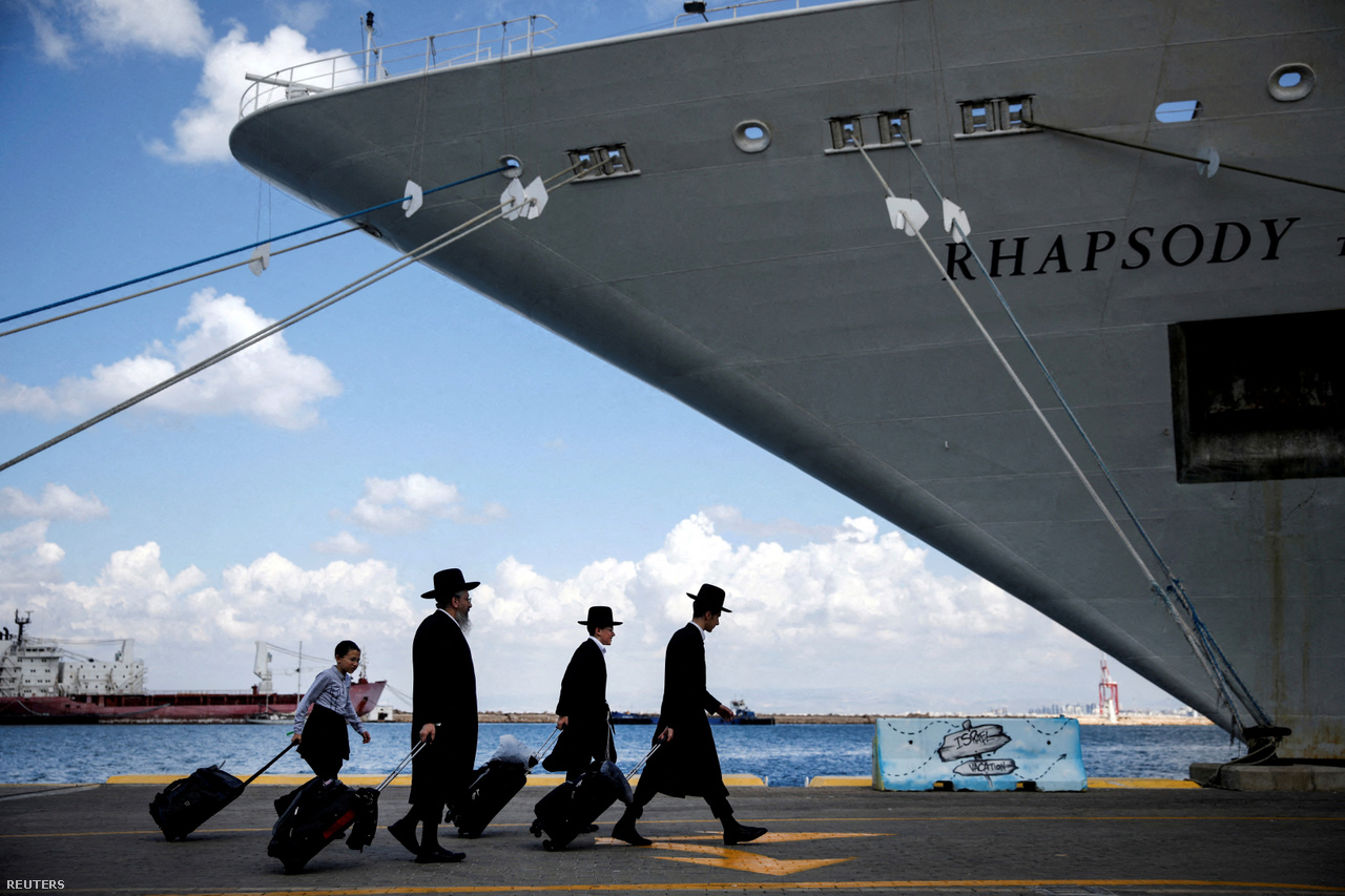 A Hamász támadását, majd az izraeli ellentámadást követően ultra-ortodox zsidók egy csoportja Haifa kikötőjében száll egy amerikai állampolgárok kimenekítésére küldött hajóra október 16-án.