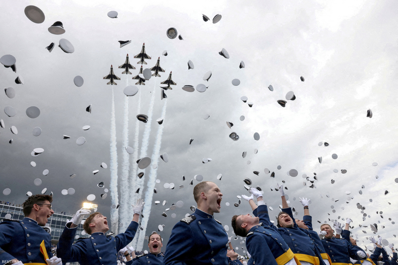 Az amerikai légierő gépei szállnak Colorado Spring-ben, a Falcon Stadion fölött, ahol éppen véget ért a légierő kadétavató ünnepsége június 1-én.