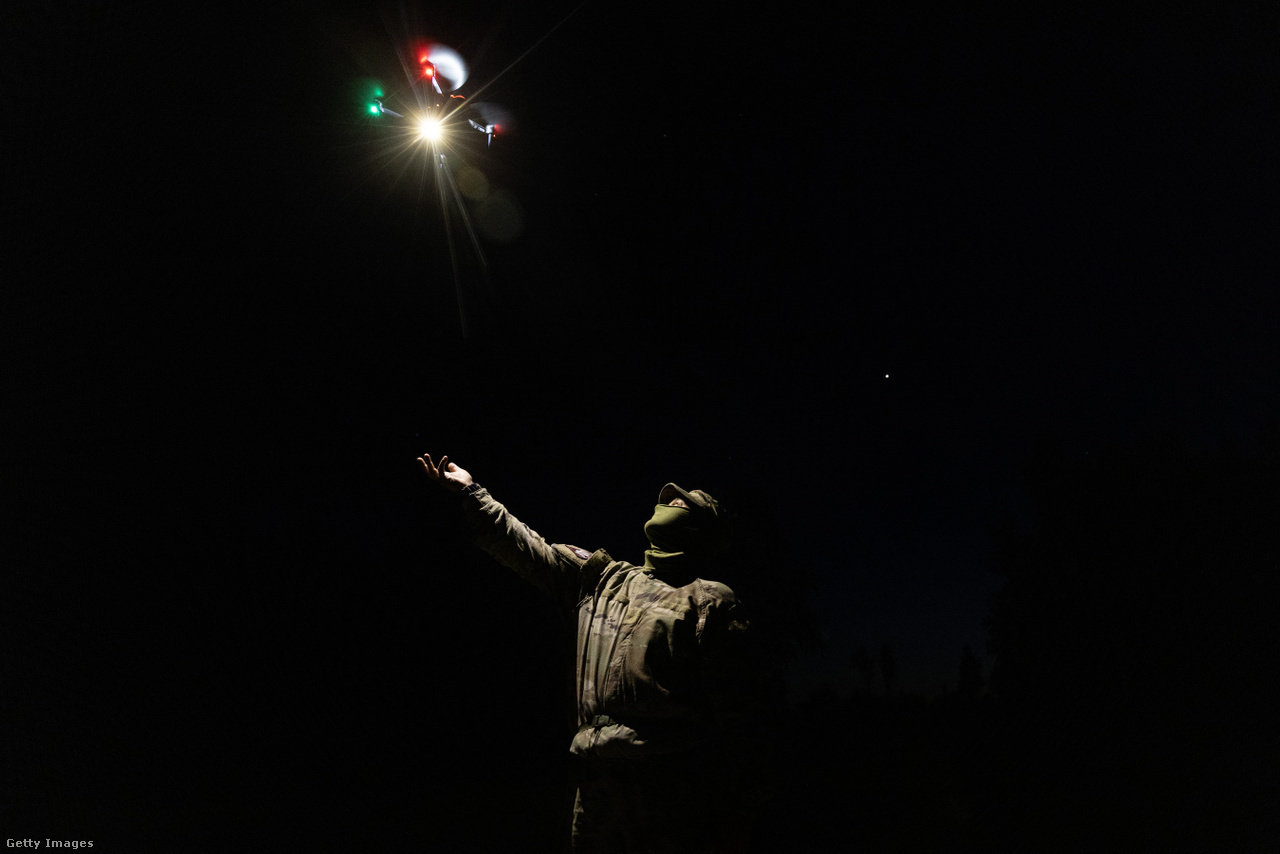 Ukrán katona gyakorolja a drónindítást éjszaka Lviv közelében május 11-én.