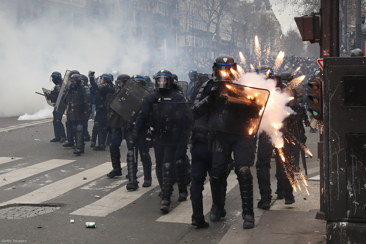 A nyugdíjrendszer változtatása elleni tüntetők petárdákkal dobálták meg a kivezényelt francia rohamrendőröket március 23-án Párizsban.