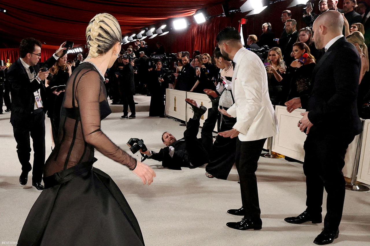 A meghökkent Lady Gaga, amikor a pezsgőtől síkos szőnyegen egy fotós hanyatt vágódott a 95. Oscar díjátadón március 12-én Hollywoodban.