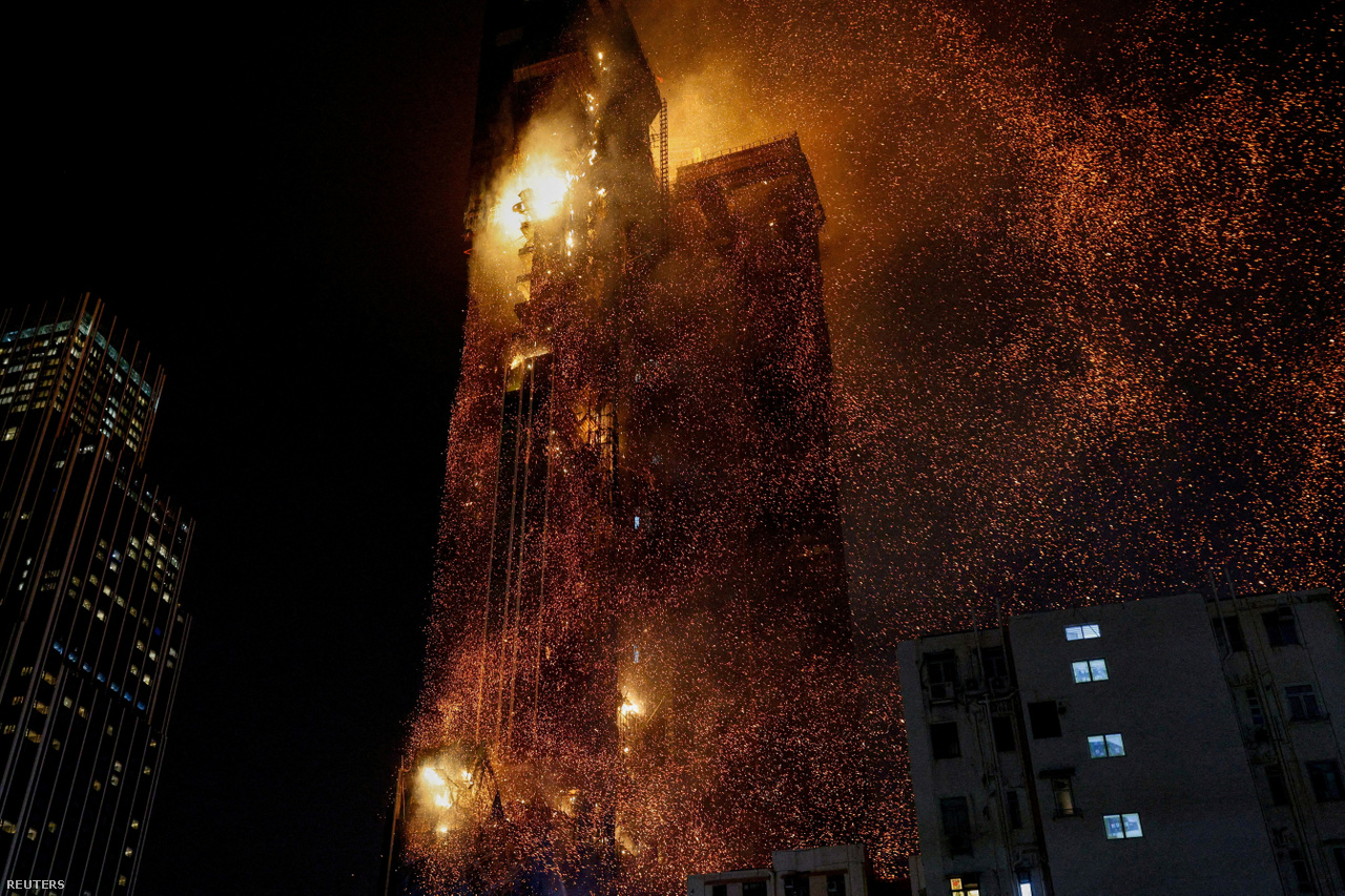 Lángokban álló toronyház Hongkongban március 3-án.