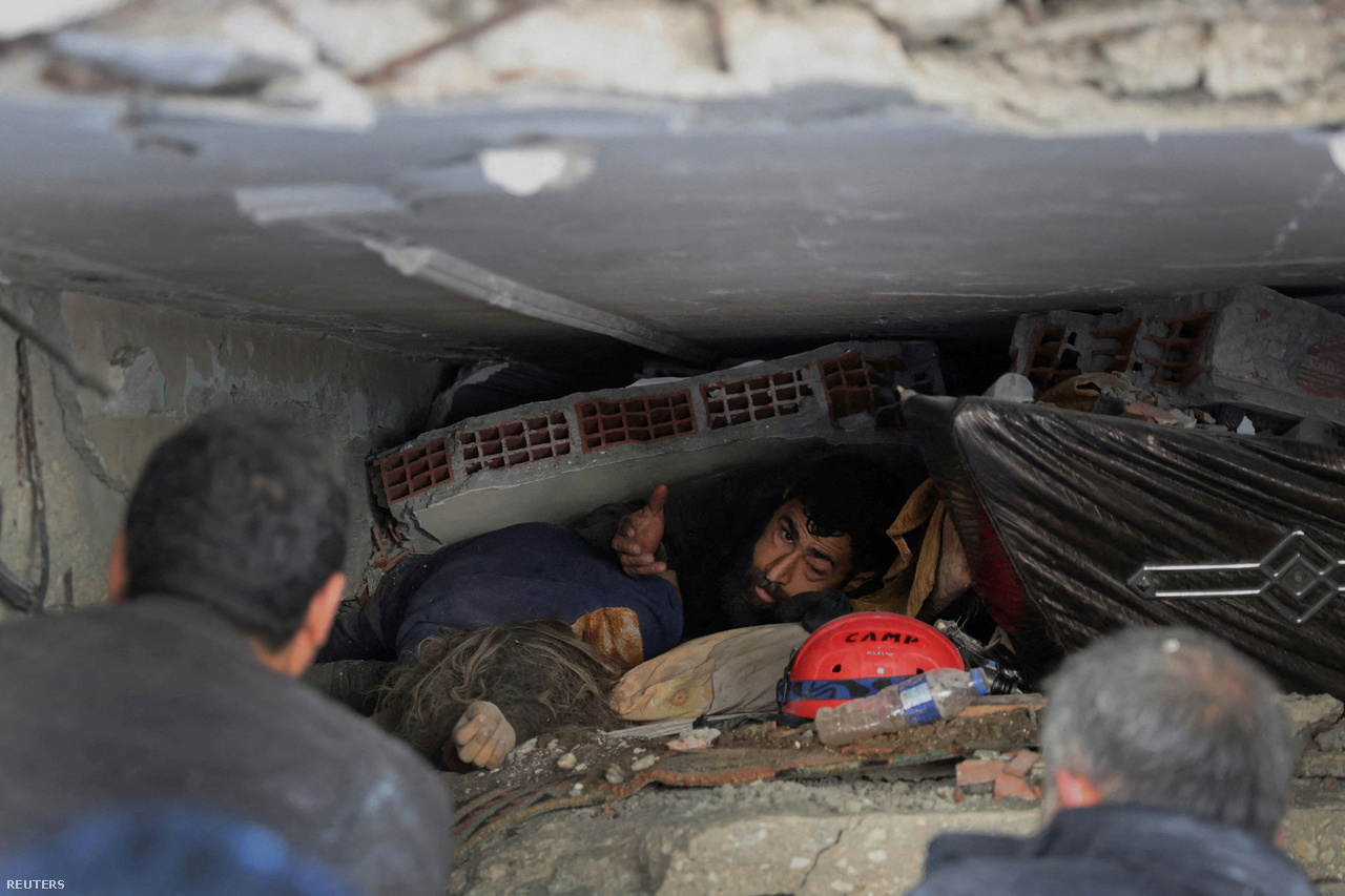Abdulalim Muaini fekszik felesége teste mellett a romok alatt a törökországi Hatay-nál pusztított földrengés után február 8-án.