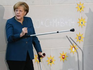 Angela Merkel máris mutatkozott, mankókkal