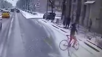 Így lehet elcsúszni a havas budapesti biciklisávon