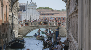 Szelfizés miatt borult a vízbe egy turistákkal teli gondola Velencében