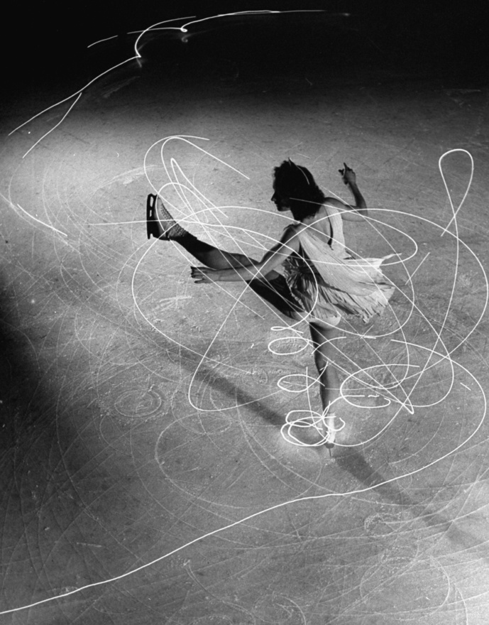 Caroly Lynne jégtáncosnő korcsolyájára szereltek egy apró zseblámpát, ennek a fénycsóvának a mozgását követte Gjon Mili, majd az egyik mozdulatnál elsütötte a vakut és bezárta a blendét: így örökítette meg a tánc ívét. A kép a New York-i Ice Show-n készült 1945-ben. 