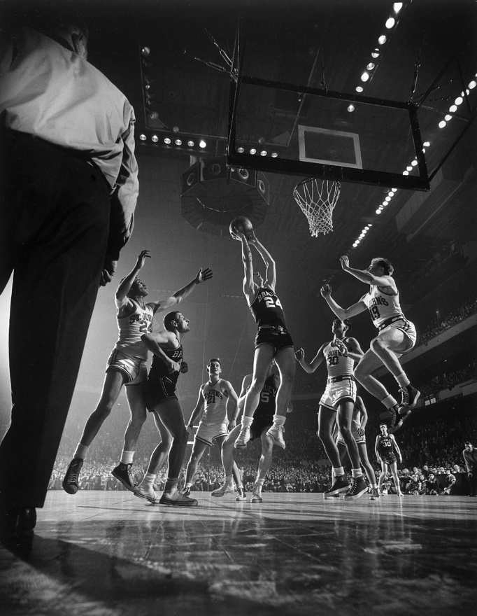 Gjon Mili imádta a mozgó emberi testeket, legyenek azok táncosok, sportolók vagy éppen színészek. A kép a Madison Square Gardenben készlt, St. John játszik Bradley ellen. 