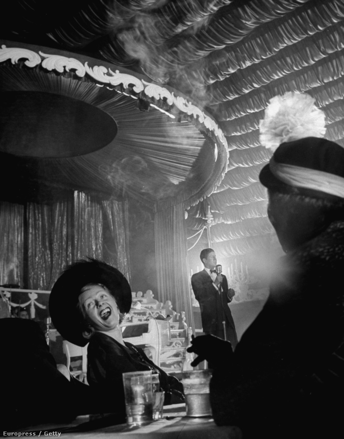 Az énekes-színész Rudy Valle volt a XX. század első igazi sztárja, megőrültek érte a tömegek. Elsőként élvezhette a mikrofon és a rádiózás előnyeit, nem kellett beüvöltenie a termet, halkan adta elő sanzonjait, és gyakran használt megafont is. Itt egy éjszakai bárban énekel 1949-ben.