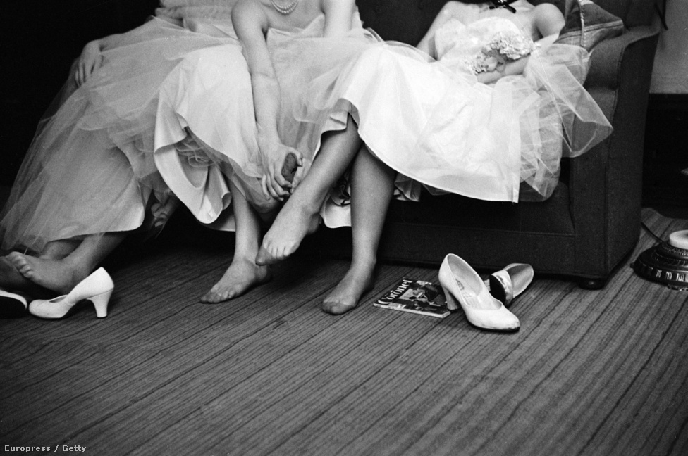 Ki lehet jelenteni, hogy Cornell Capának lábfétise volt, külön sorozatban dolgozta fel a Bolsojban balettozó lányokat, fotózott farmeros tiniket is -deréktól lefelé, kificcenő zoknival. Itt éppen tinilányok pihentetik a lábukat egy tengerészbálon.