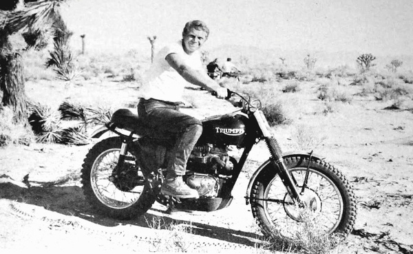 McQeen és a Triumph TR6 a kaliforniai sivatagban
                        