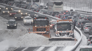 Sorra szegték meg a KRESZ-t a türelmetlen magyar autósok a szakadó hóban