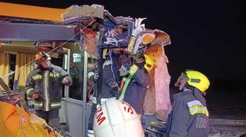 Volánbusz, személyautó és kamion ütközött az 51-esen, többen megsérültek