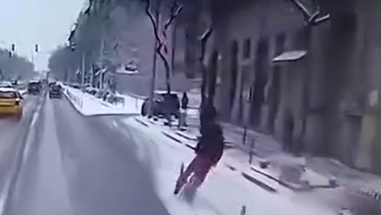 Forgalomterelő pollert tarolt le a havas Üllőin bukó biciklis