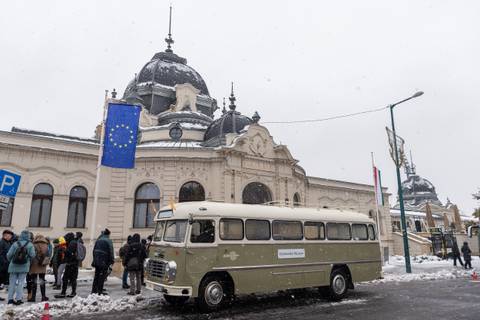 Nosztalgikus időutazás az Ikarus buszmatuzsálemeivel – Elindult a Mozgó Múzeum