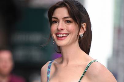 A 41 éves Anne Hathaway irtó dögös miniben pózolt a címlapon: Az ördög Pradát visel rajongói megkönnyezik ezt a fotót