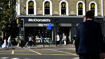 Kirúgták a londoni McDonald’s dolgozóját, miután eláztatott egy hajléktalant