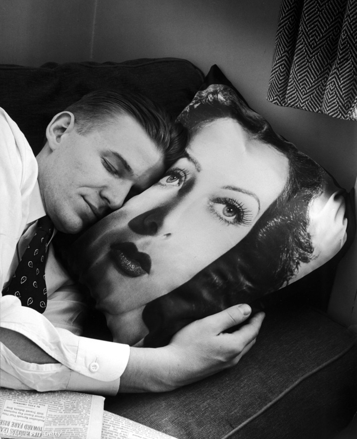 Nina Leen képeinek hangulatát szokták David Lynch filmjeihez hasonlítani, ami elsőre meghökkentőnek hangzik, de valóban van valami vérfagyasztó és egészen abszurd abban, ahogyan ez a férfi egy Hedy Lamarr színésznőt ábrázoló párnát ölel magához alvás közben. 