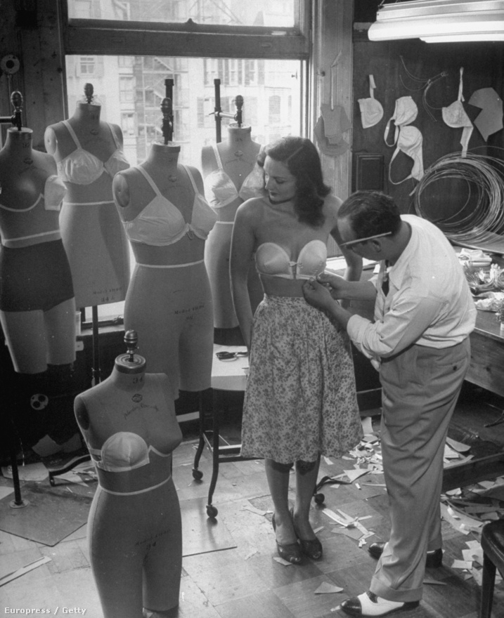 Leen volt a Life történetének egyik leginkább divatérzékeny fotósa, rendszeresen járt Párizsba, volt érzéke a divatbemutatók feldolgozásához is. A képen Jack Glick egy általa tervezett pántnélküli melltartót igazít egy modellre. 