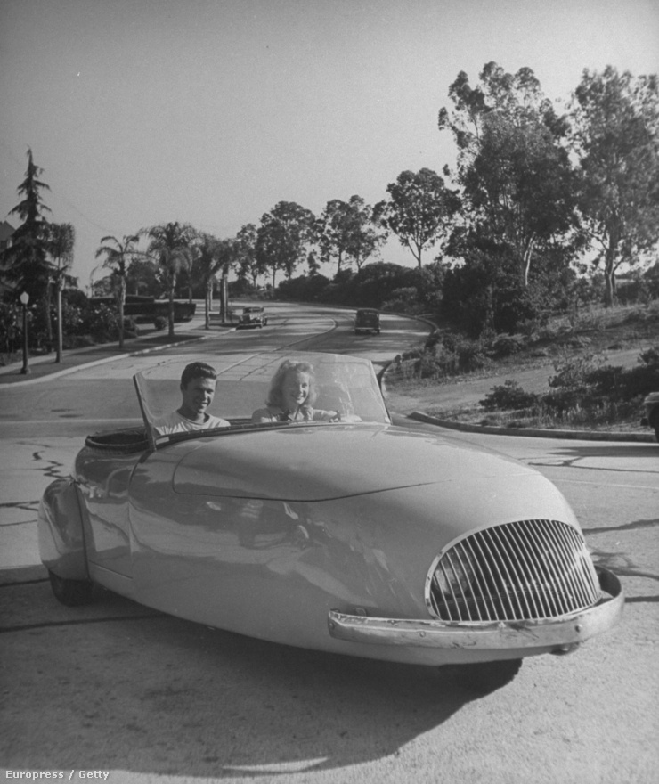 Vagy egy másik példa: mintha egyenesen egy sci-fiből érkezett volt ez a kép, de nem, 1945-ben vezették a fiatalok ezt a háromkerekű autót. 