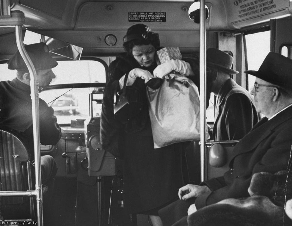 Akiknek bejött az élet, és akiknek nem: itt éppen egy hölgy száll fel a buszra, és keres két centet a jegyre a pénztárcájában.