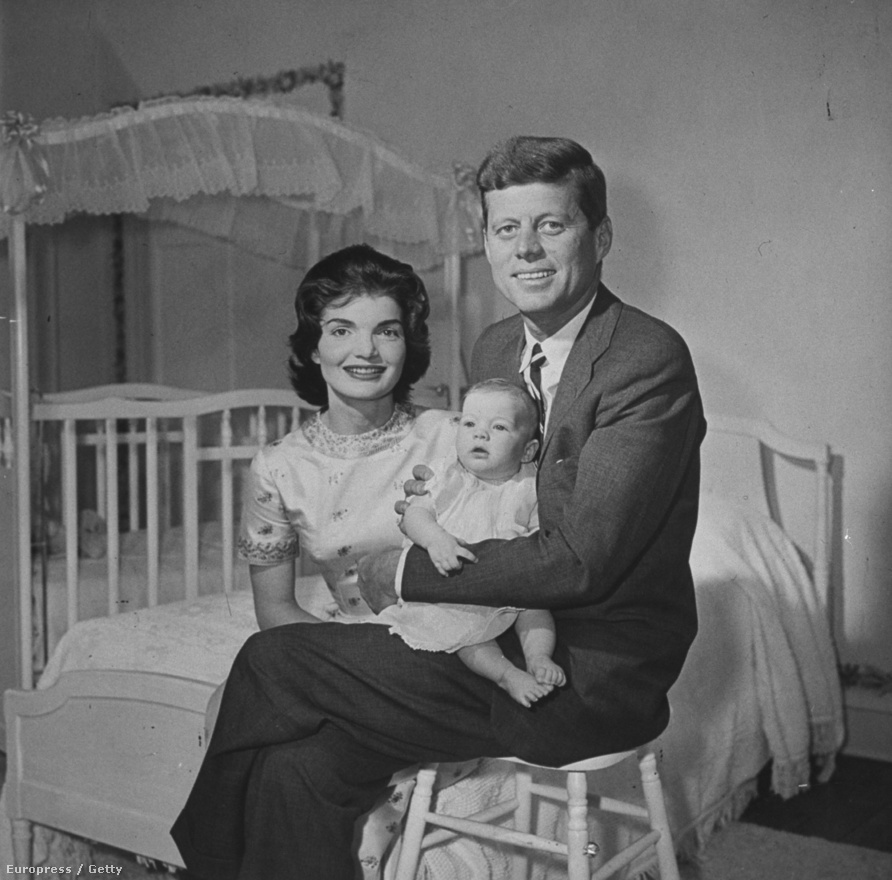 Ma már őrült harc megy a sajtóban egy-egy híresség újszülött gyermekéről készült fotóért, régen persze ez is sokkal jobb és egyszerűbb volt. Az újszülött Caroline Kennedy szüleivel, Jacqueline-nal és Johnnal 1958-ban a Life magazin címlapján szerepelt (egyébként színesben). A család georgetowni otthonában fogadta Nina Leent.