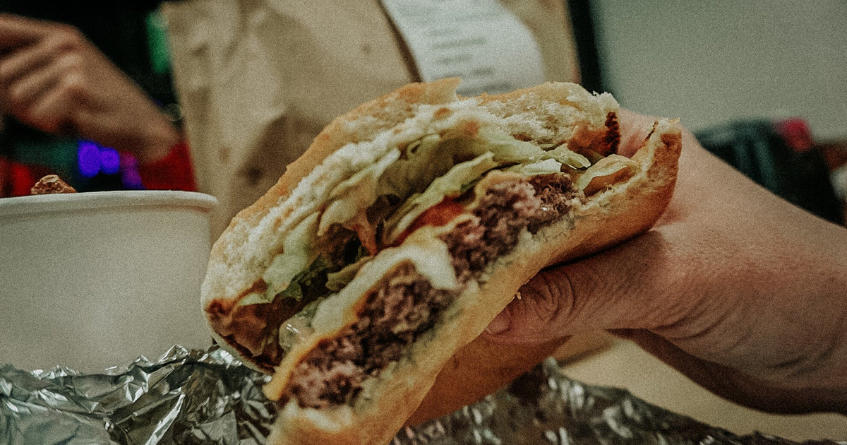 Ingyen sajtburgerrel nyitja meg új üzletét a Simon's Burger