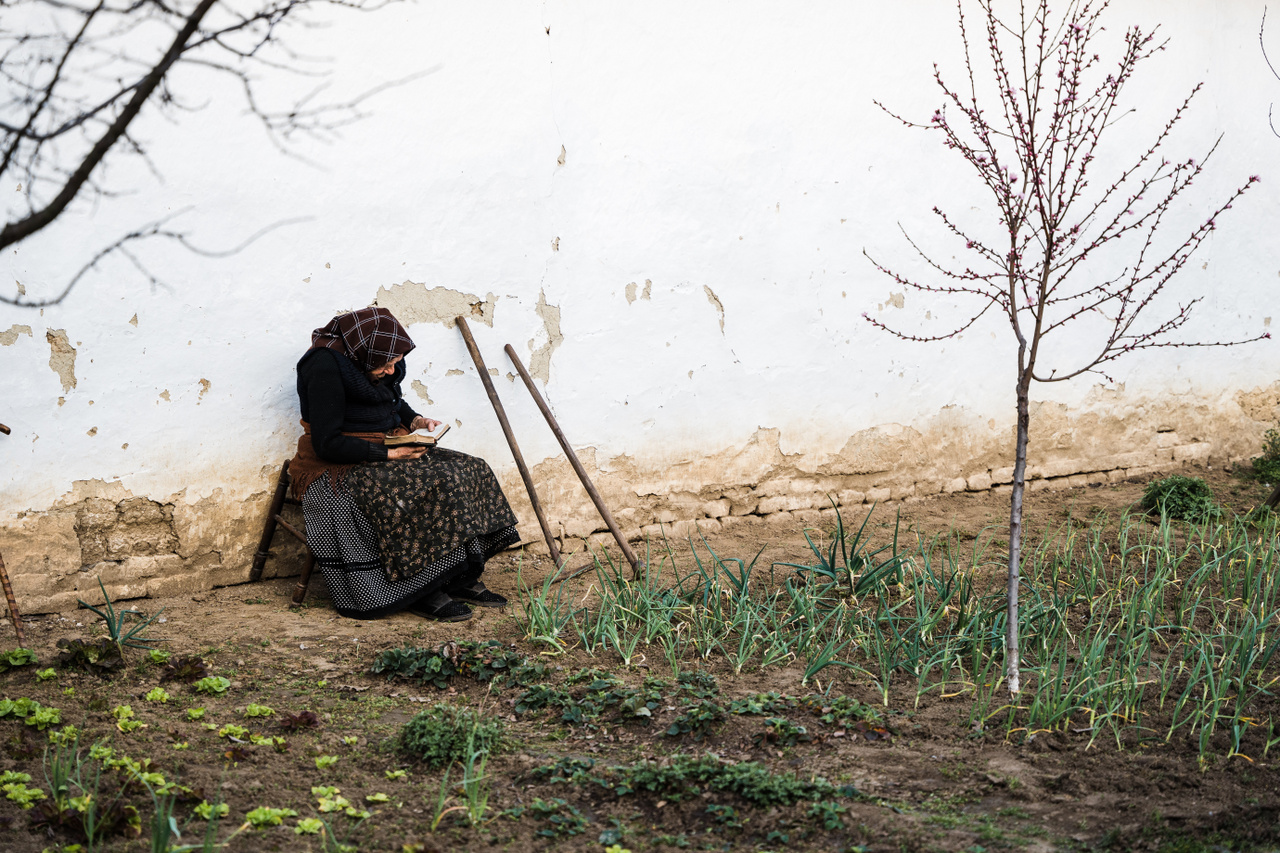95 éves asszony imádkozik veteményes kertjében, Szelencse, Vajdaság, 2023