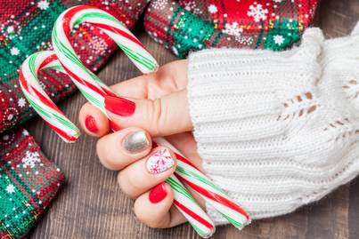 A 8 legszebb karácsonyi manikűr 2023-ban: otthon is elkészítheted őket, de körmösnek is jó mintaként szolgálnak