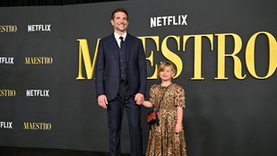 Lányával és egy régi ismerőssel lépett a vörös szőnyegre Bradley Cooper, Stana Alexandra fehérneműben mutatta meg bájait