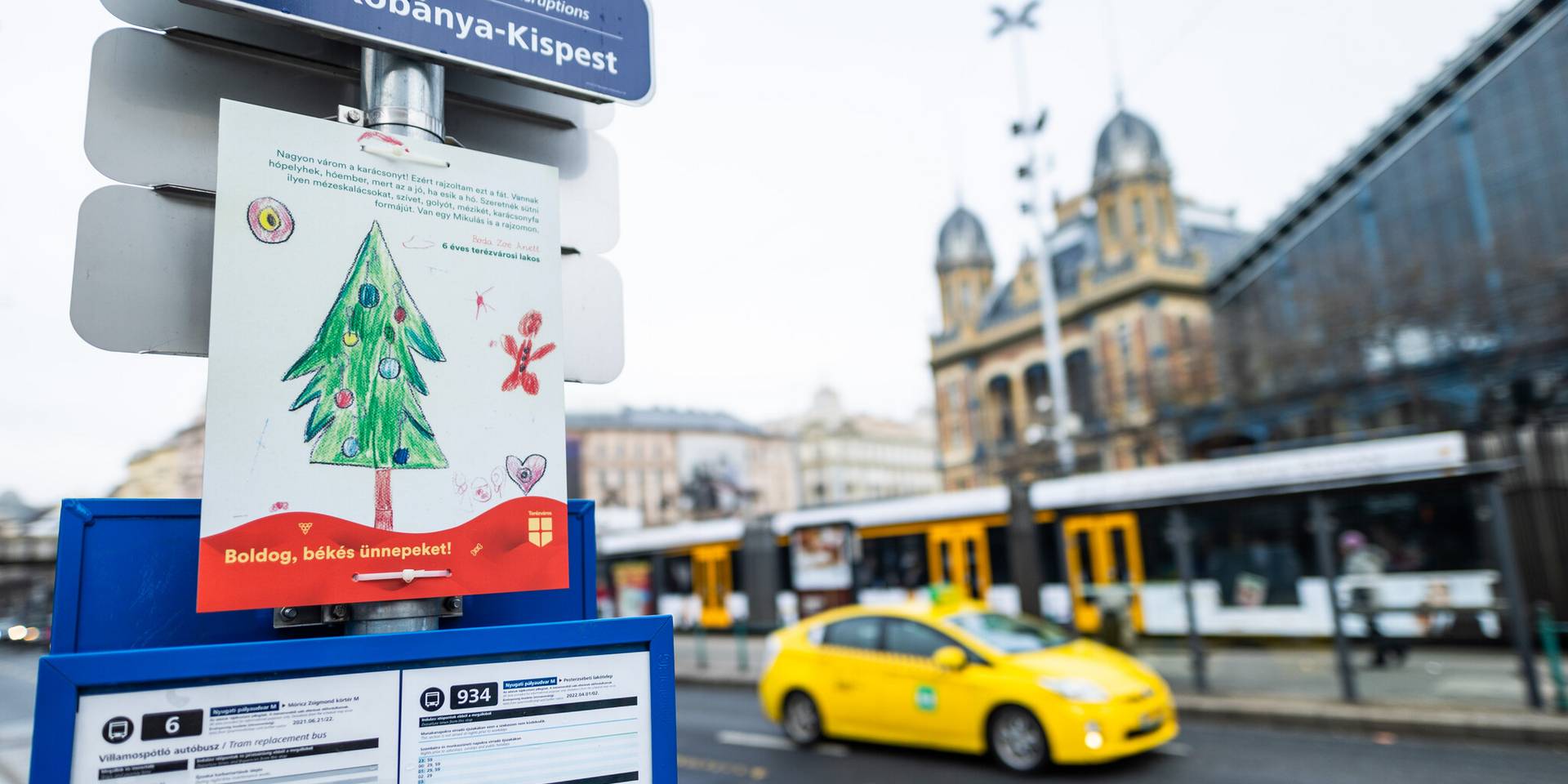 Az ünnepek alatt karácsonyi gyerekrajzok díszítik a terézvárosi BKK-megállókat