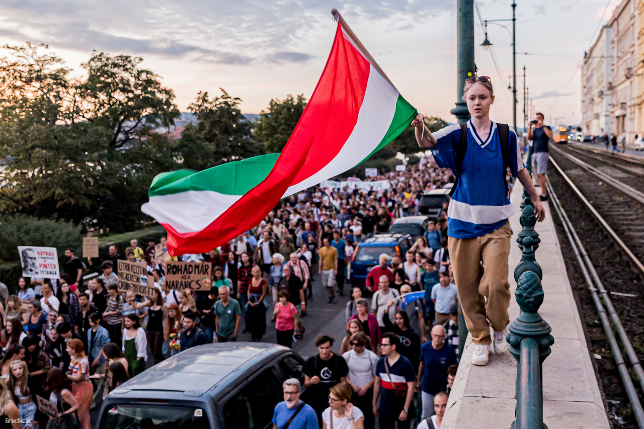Több hónapos várakozás az egészségügyben, alacsony fizetések, pályát elhagyó tanárok, egyre csak terjeszkedő akkumulátorgyárak, a jogállamiság lerombolása – ezek a problémák álltak a szeptember 15-re meghirdetett demokrácia napi tüntetés fókuszában. A tiltakozók az eseményre Orbán Viktort is meghívták, ám miután a miniszterelnök távol maradt, a tömeg a Karmelita kolostor felé vette az irányt, az a rendőrök azonban több ponton is útjukat állták.
