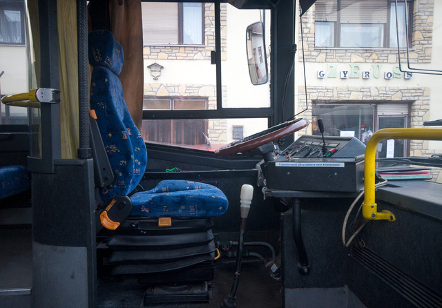 Egy látszólag lezárt busz vezetőfülkéje