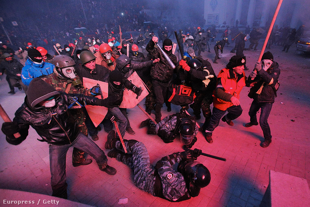 A békésnek indult tüntetésen radikális tüntetők néhány ezres csoportja összecsapott a kormánynegyedet lezárva tartó rohamrendőrökkel a Dinamo stadionnál.