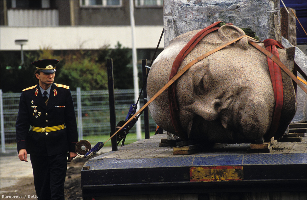 1970-ben három nappal Lenin születésének 100. évfordulója előtt adták át a 19 méteres szobrot Berlinben, amit aztán 1991. novemberében, két évvel a berlini fal lebontása után le is döntöttek. A szobor hatalmas fejét a város külterületén temették el, ugyanakkor 2010-ben úgy döntöttek, hogy kiássák, és múzeumban állítják ki.
