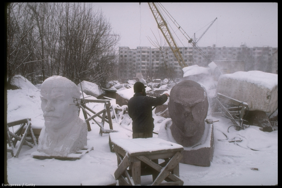 Munkában a szobrászok, gyártják gránitból a hatalmas Lenin-fejeket a Mityiscsiben lévő szoborgyárban. A Moszkva közelében készült Lenin-szobrok egészen Connecticutig eljutottak. Érdekesség, hogy a Budapesten járó szovjet metrókocsikat is Mityiscsinszkij Zavodban gyártották.
