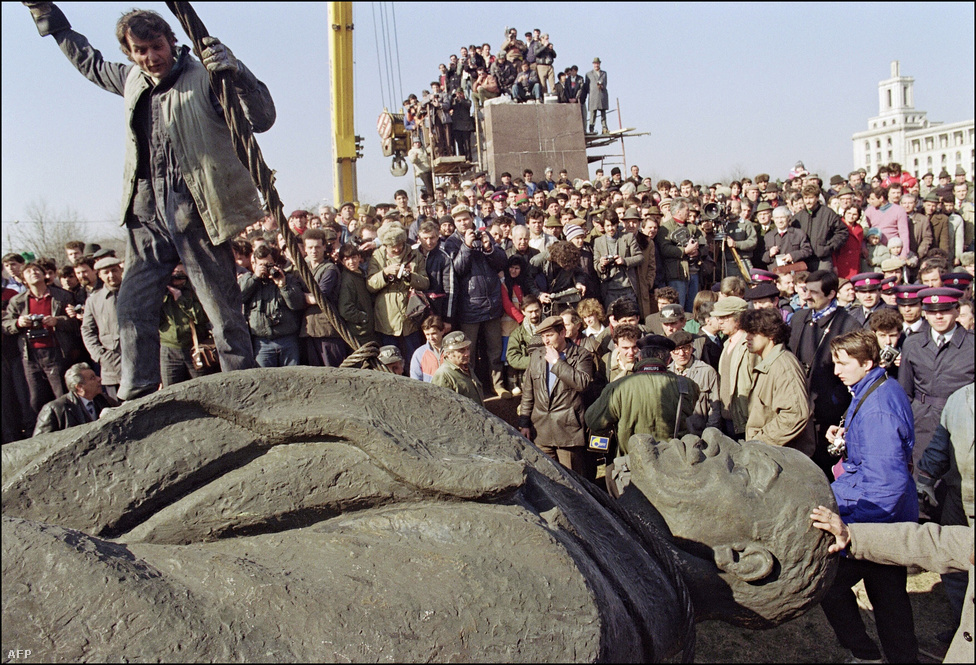 1500-an kiáltottak fel egyszerre örömükben, 
                        amikor 1990. március 5-én két daru 
                        segítségével három nap után végül sikerült 
                        feldönteni Lenin szobrát Bukarestben. A szobor 
                        25 évig magasodott a márvány talapzaton.