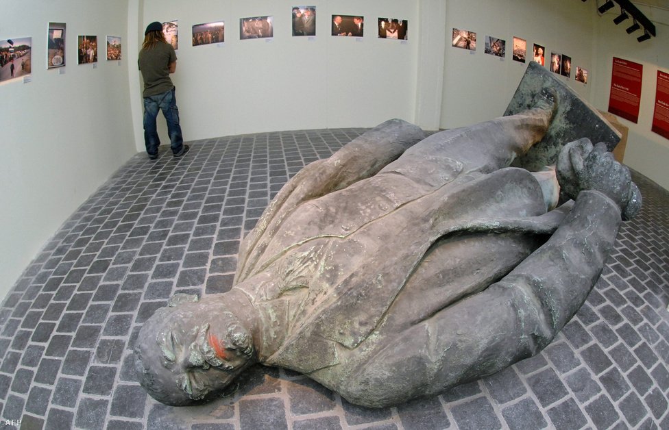 Ahogy sok másik Lenin-szoborból, ebből is kiállítási darab lett, természetesen fektetve. A mi történelmünk – az európai történelem 50 éve nevű kiállítás Brüsszelben 2007 novemberében.