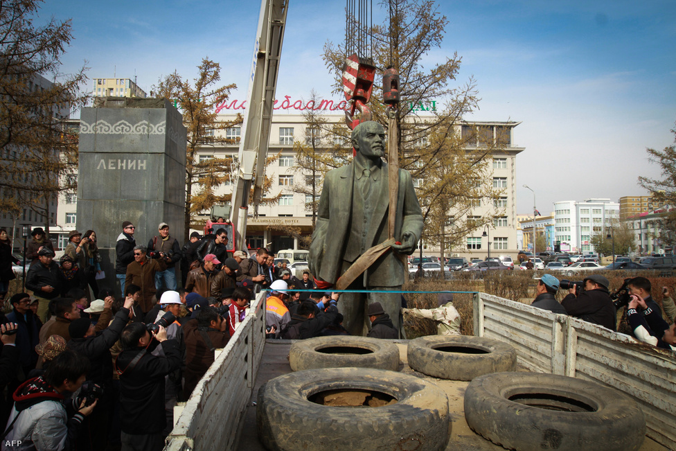 2012. október 14-én leemelték a talapzatáról az utolsó Lenin-szobrot Ulánbátorban. Az 58 évig a mongol fővárosban magasodó szobrot néhány száz dollárért árverezték el. Lenin idején Mongólia nagy segítséget kapott Moszkvától függetlenségi törekvései valóra váltásához, és a második világháború befejezéséig a Szovjetunió volt a világ egyetlen országa, ami elismerte függetlenségét.