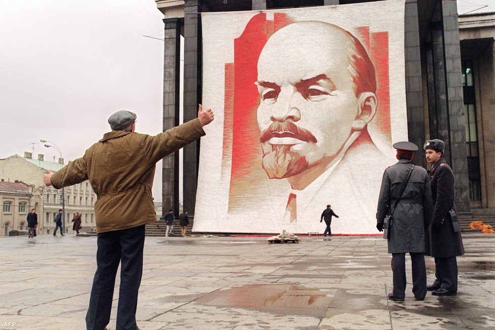 1989-ben, az orosz forradalom 72. 
                        évfordulójára még Lenin hatalmas 
                        portréjával készültek Moszkvában, amit a Kreml közelében 
                        álló Központi Lenin Könyvtárra függesztettek 
                        ki. Fordulatokkal teli évek után, 1992-ben viszont már az intézményt is átnevezték, ma Oroszországi Állami Könyvtár a neve.