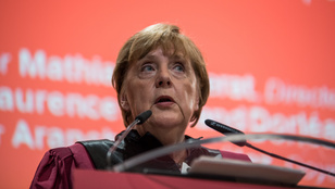 180 fokos fordulat: Angela Merkel pártja most már külföldre küldené a menedékkérőket