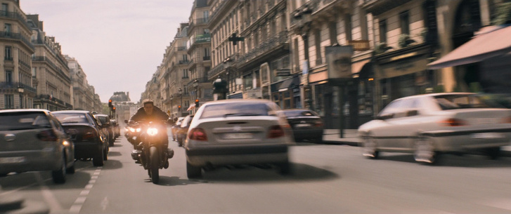Elhisszük, hogy Tom Cruise tud motorozni, ezért sem értjük, minek a sok CGI autó?