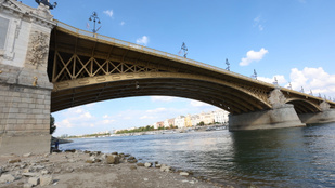 Teherhajó ütközött a Margit hídnak