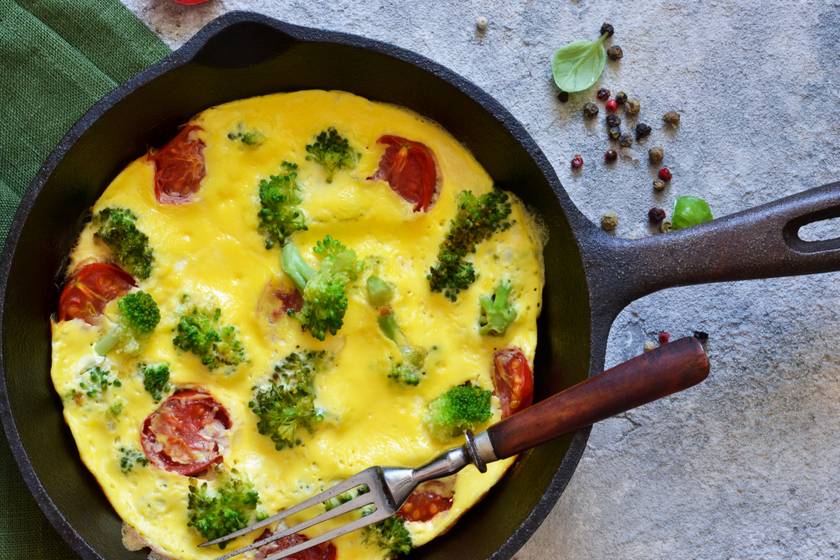 Krémes, sajtos brokkoli serpenyőben: ebből tényleg nem hiányzik a hús