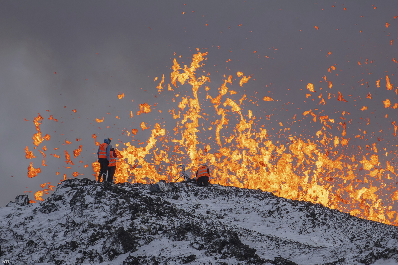 Hetek óta jósolták, aztán december 19-én be is következett, amikor végül tényleg kitört a tűzhányó Izlandon