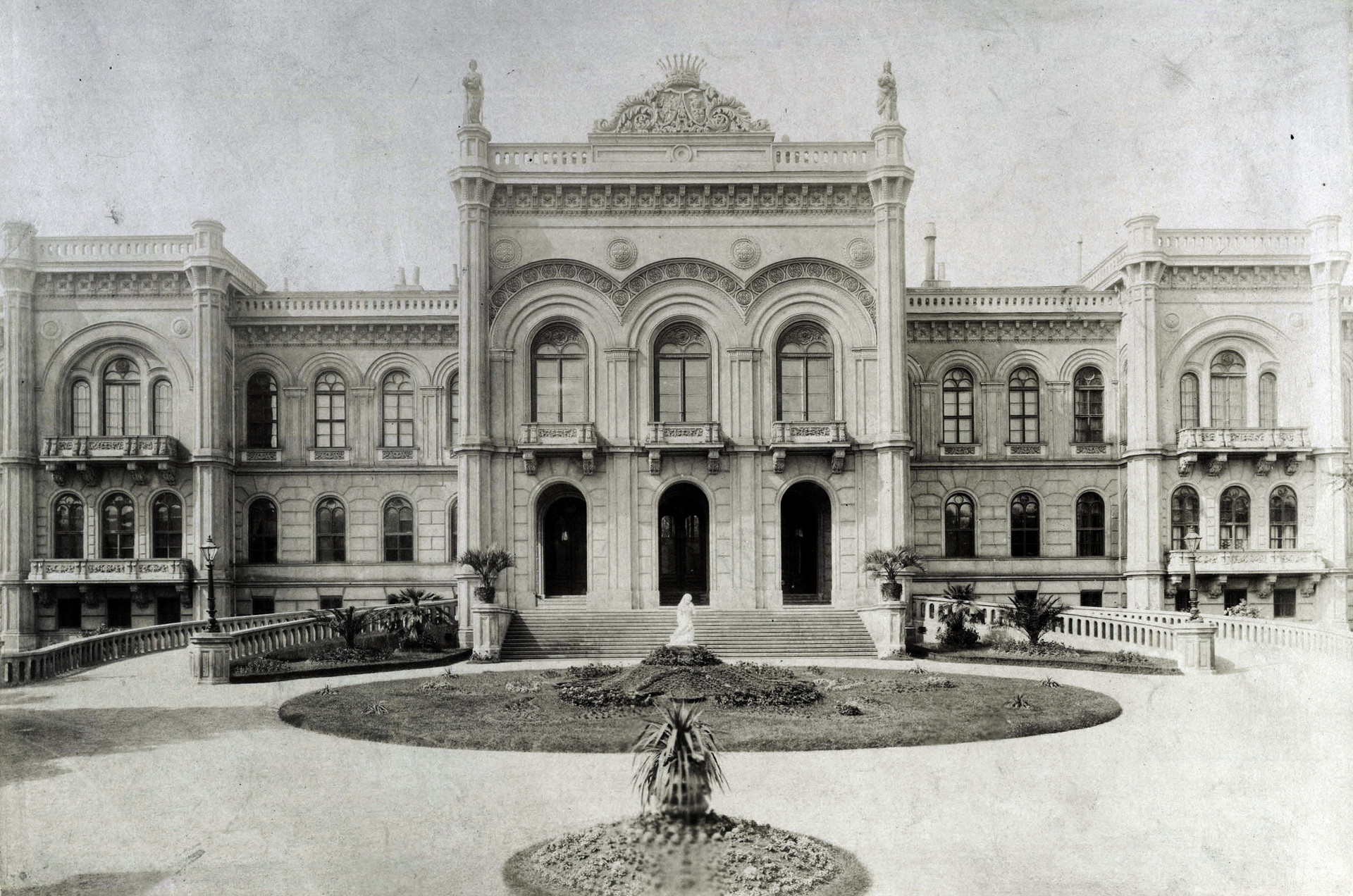 Buda legszebb palotája és a társasági élet központja volt, ahol még a spanyol király is megfordult – A Karátsonyi-palota