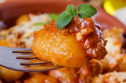 Sűrű bolognai ragu gnocchival: a sütőben érnek össze az ízek