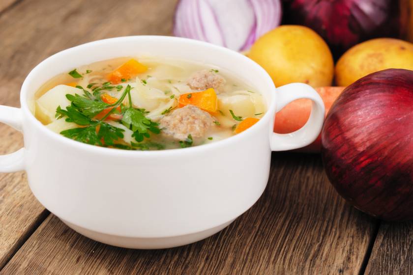 Tartalmas, immunerősítő leves: húsgombóc és sok zöldség gazdagítja