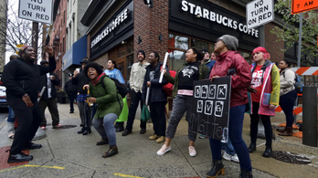 Nagy a perpatvar a Starbucksnál, tömegek tüntetnek a kávézók előtt