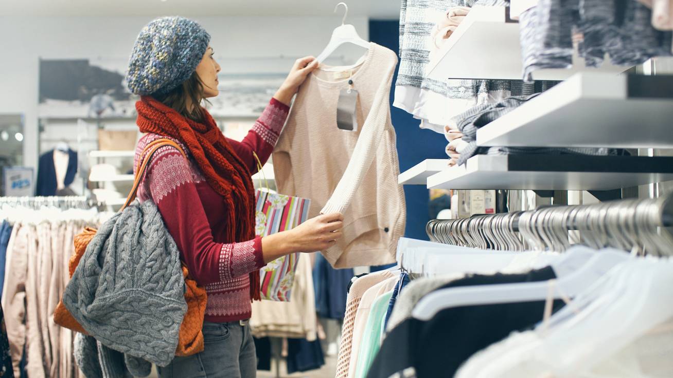 Miért dörzsöld meg a pulcsi anyagát, mielőtt megveszed? 4 apró trükk, amivel ellenőrizheted a ruhák minőségét a boltban